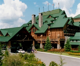wilderness lodge hotel geyser pool monorail